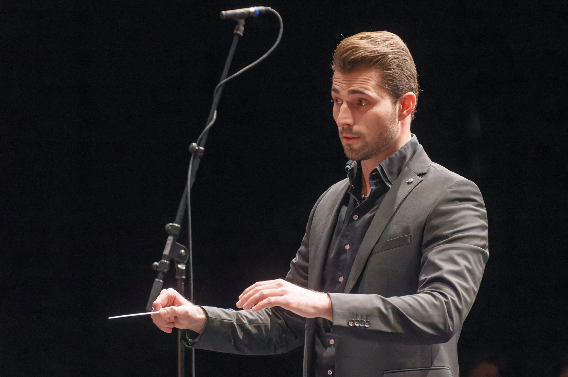 Andreas Kapellner dirigiert konzentriert mit dem Taktstock